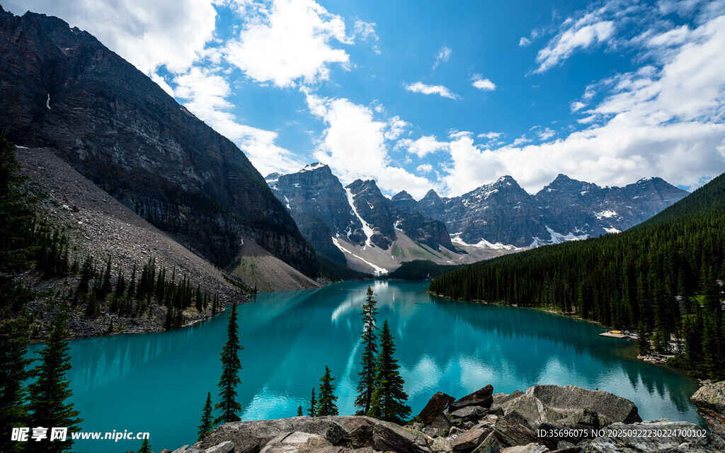 美丽的高山湖泊自然景观