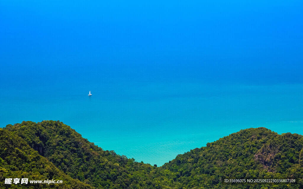 碧海青山间的海上孤舟
