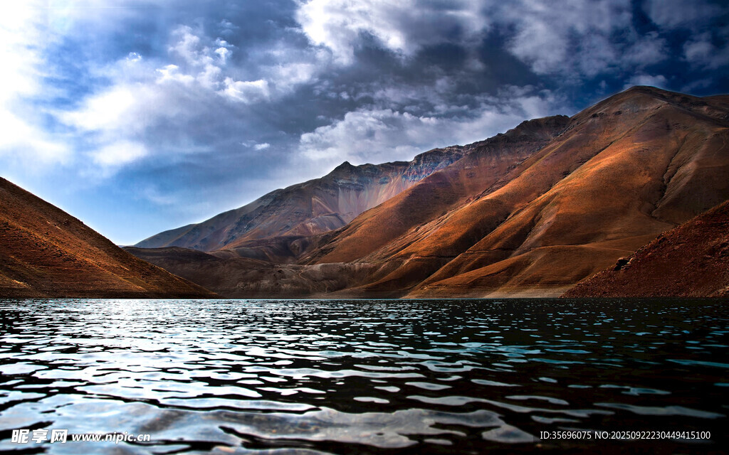 山水间的宁静湖景