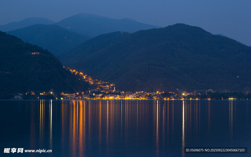 湖畔夜色下的山水城市风光