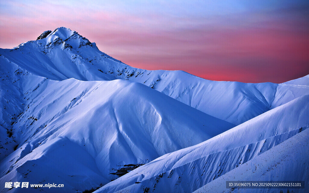 雪山映晚霞壮丽美景