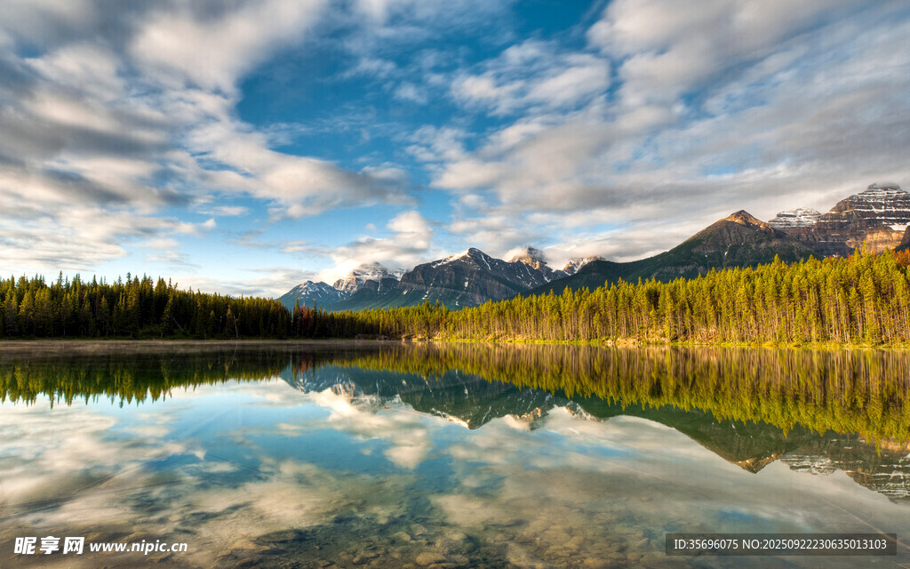 湖光山色的自然美景