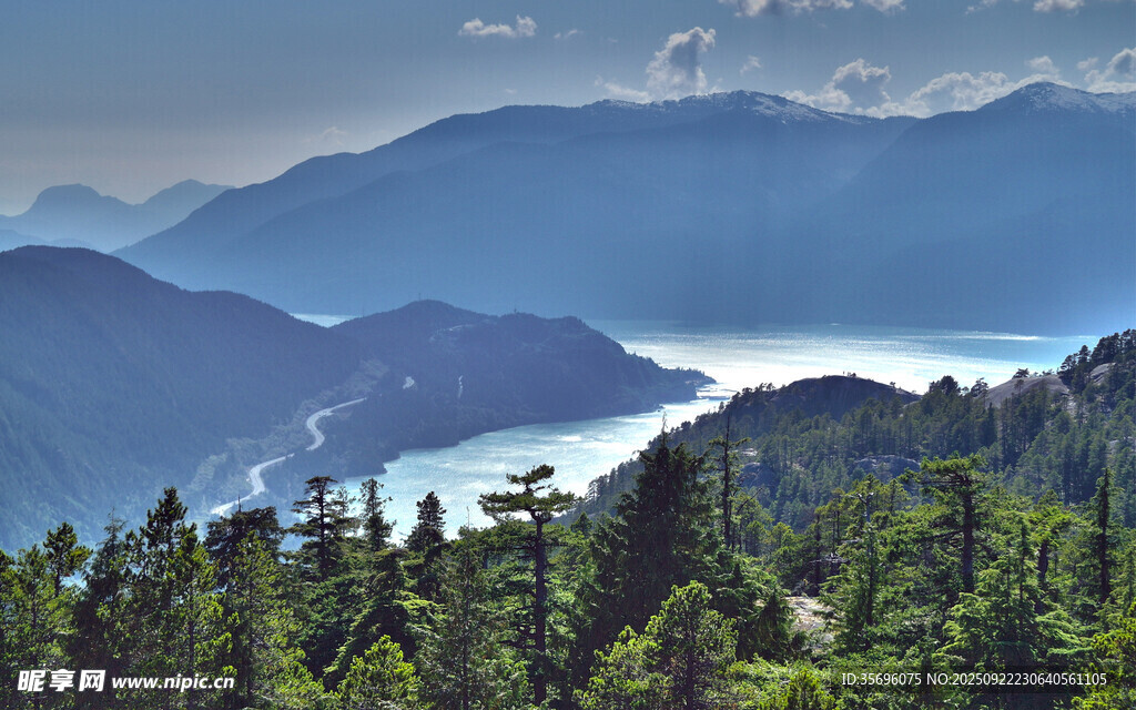 山林间的壮阔湖景风光