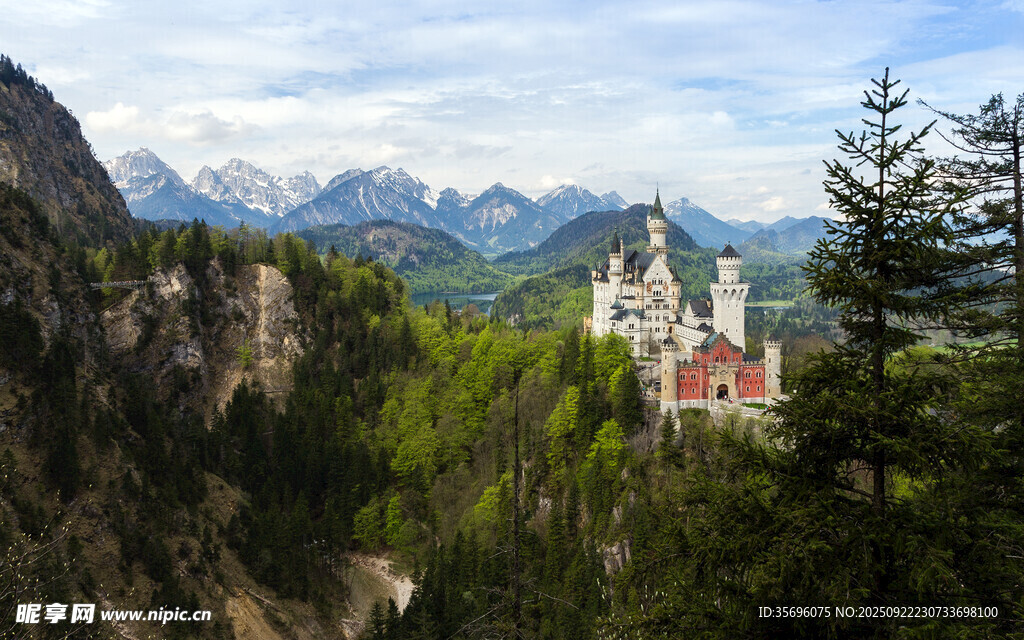 山间城堡美景