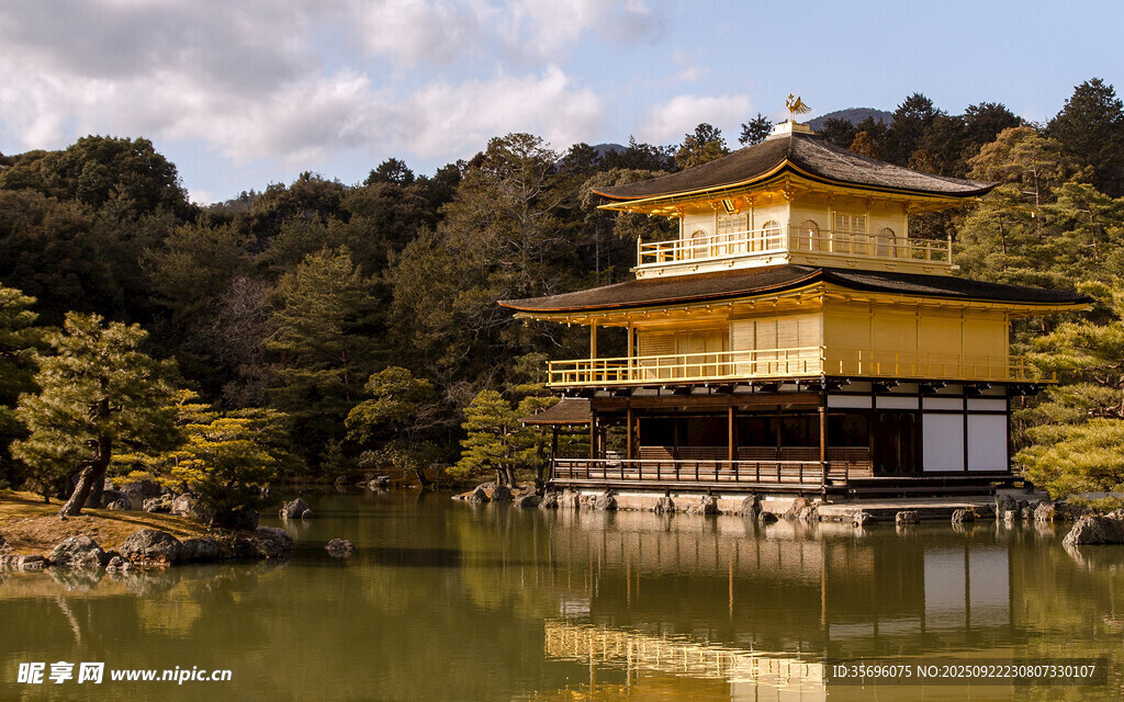 日本金阁寺临水美景