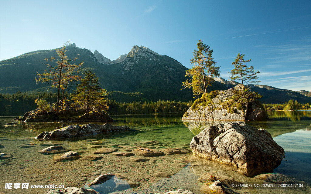 湖畔山林美景