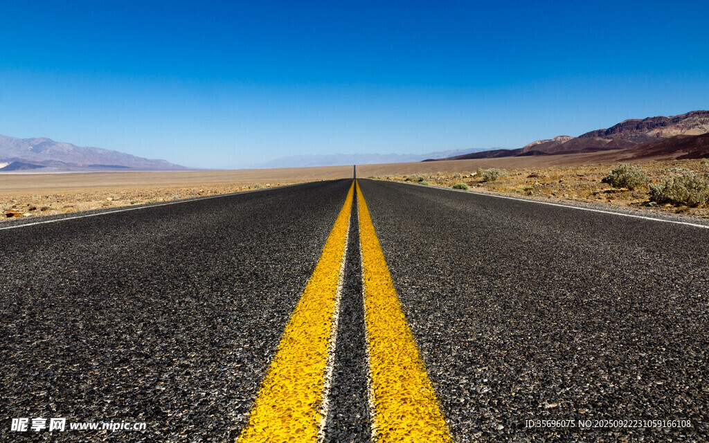 空旷公路伸向远方