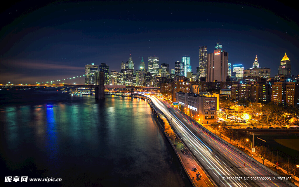 纽约夜景中的桥梁与城市灯火