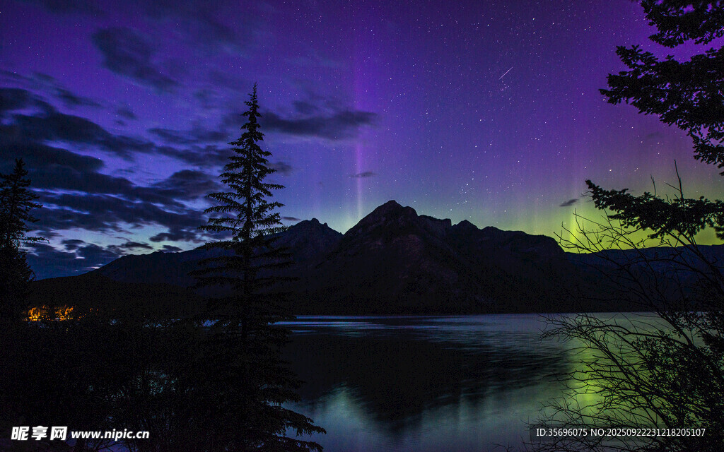 梦幻极光下的湖山夜景