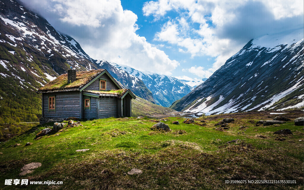 山间小屋伴壮丽雪山美景