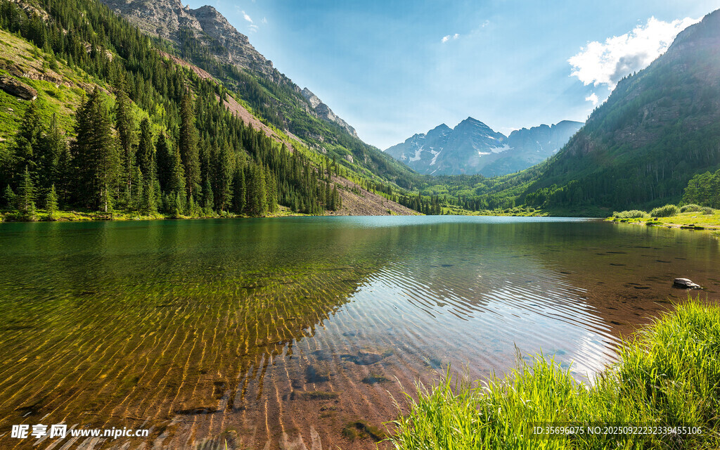 山间静谧湖景