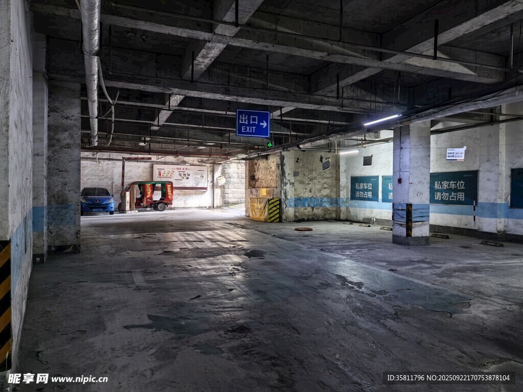 空旷地下停车场内部场景