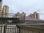 高层住宅旁的户外建筑设施