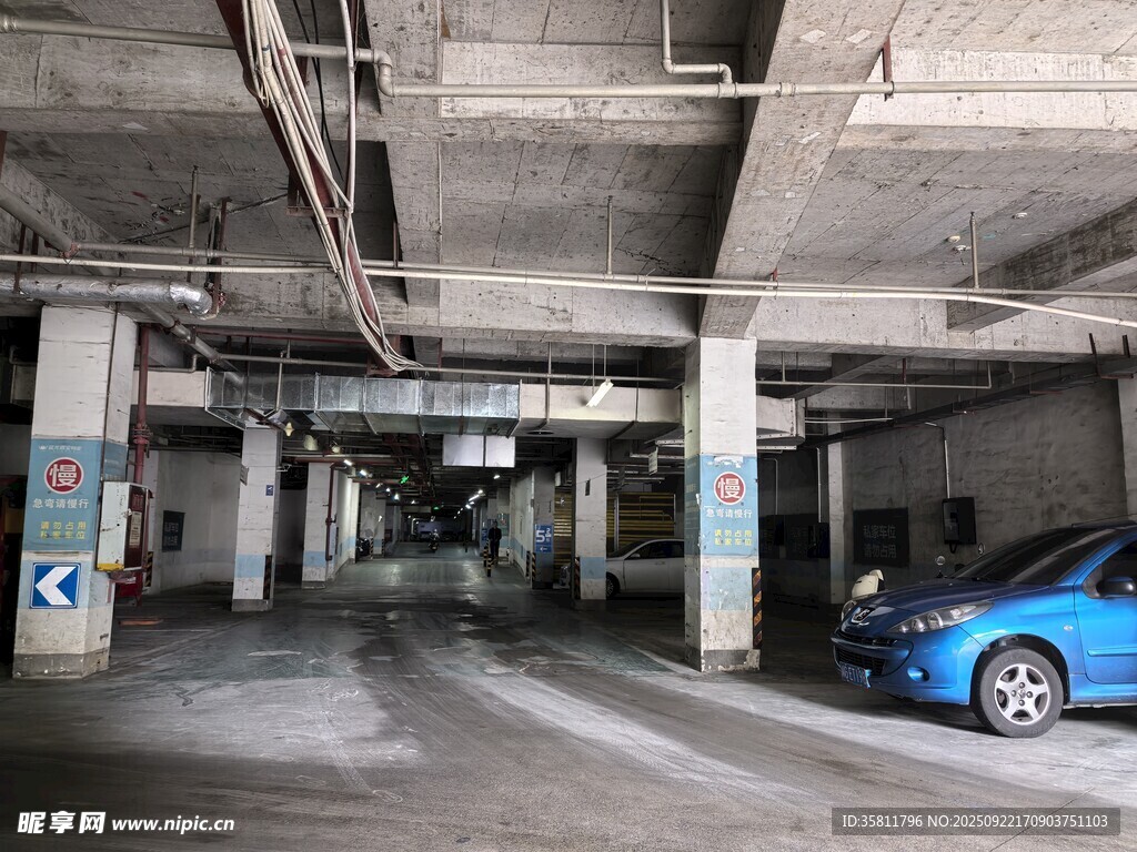 地下停车场内的蓝色汽车