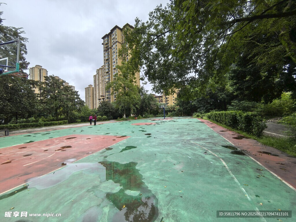户外绿色泳池与周边景致
