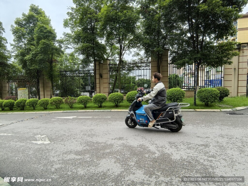 男子骑电动三轮行驶在路上