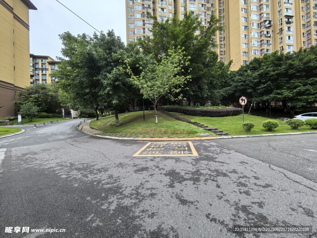 小区内整洁的道路景观