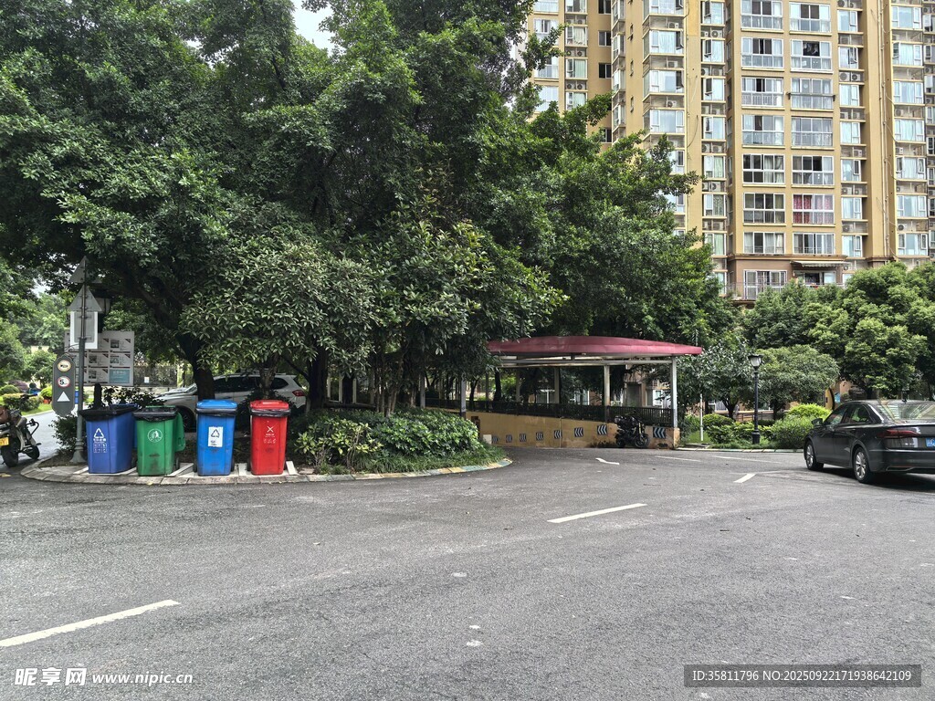 小区内的垃圾分类投放点