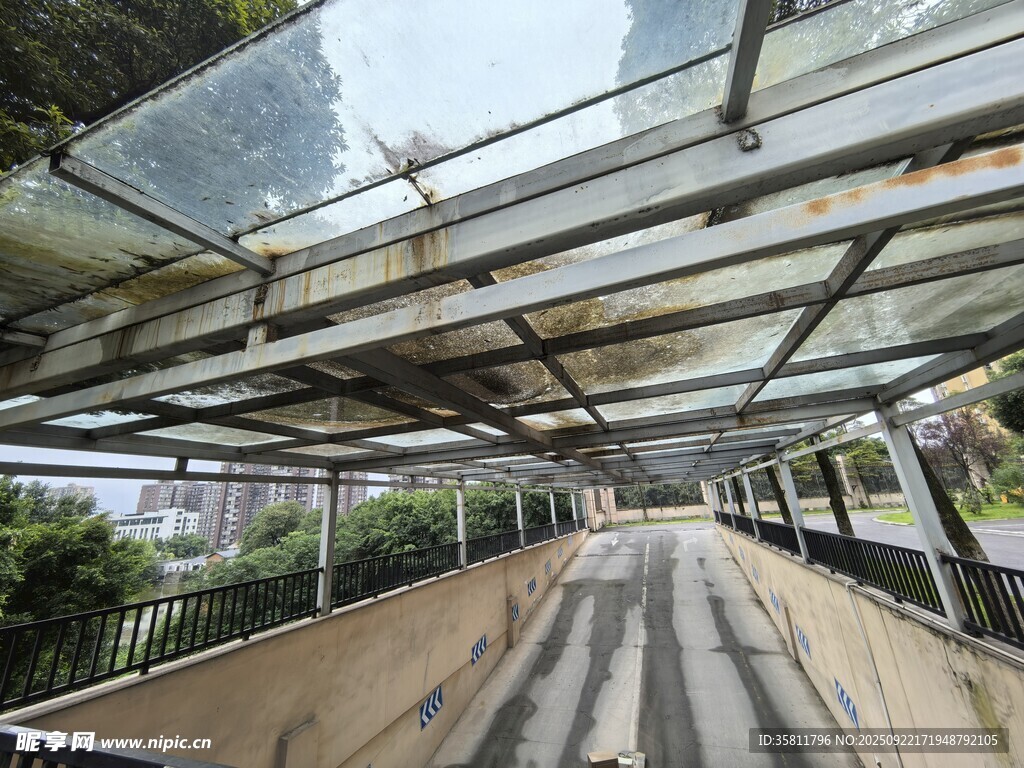 玻璃顶棚下的户外通道