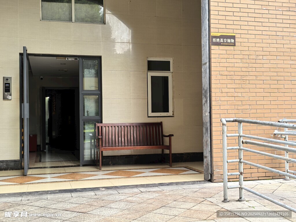 建筑入口处的长椅与栏杆