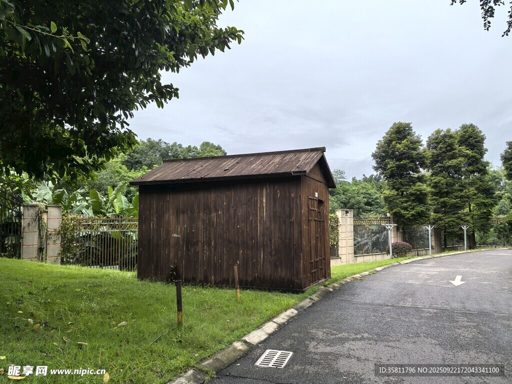 路边木质小屋与绿植景观