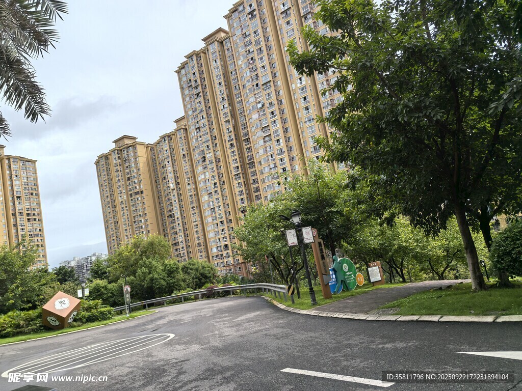 城市住宅区优美道路景观