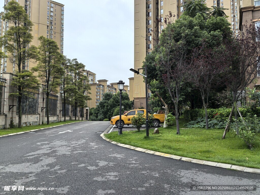 雨后城市街道的环卫场景