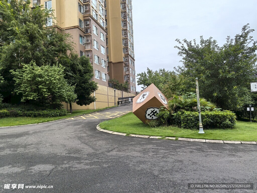 道路旁的倾斜房屋景观