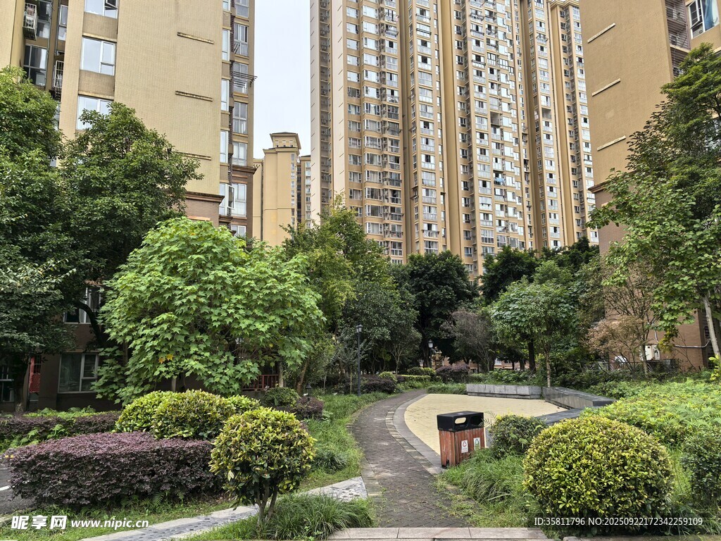 小区内绿意盎然的景观