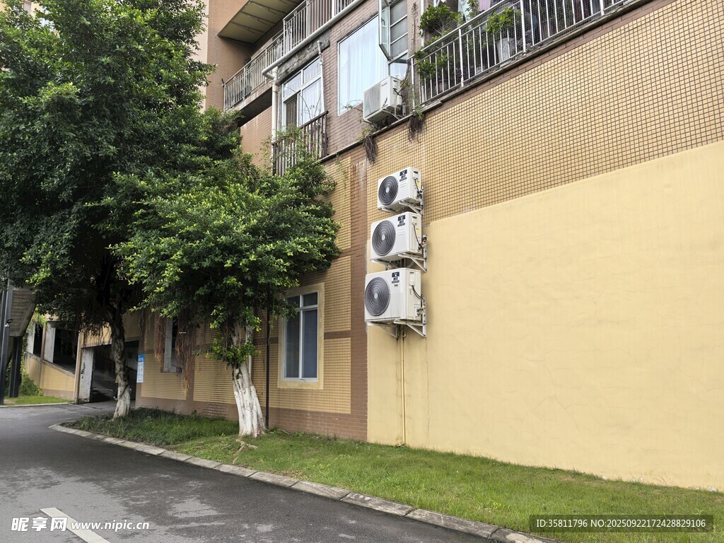 住宅楼外的空调外机与绿植