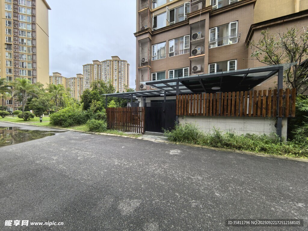 小区内的道路与周边建筑