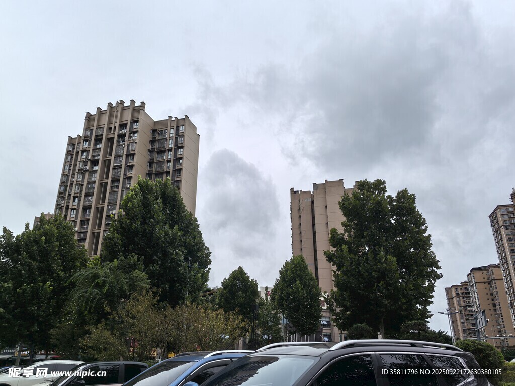 城市住宅区与停放车辆