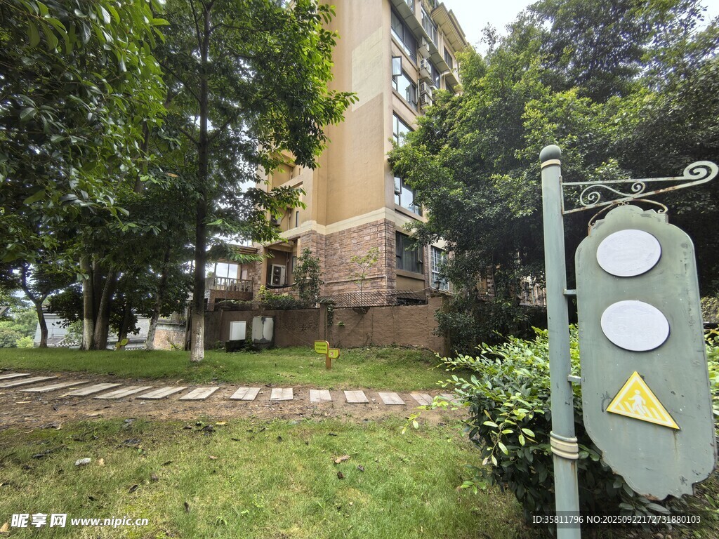 小区内的道路与指示牌