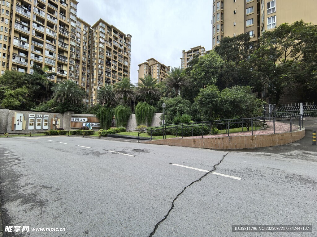 小区内的道路与周边建筑