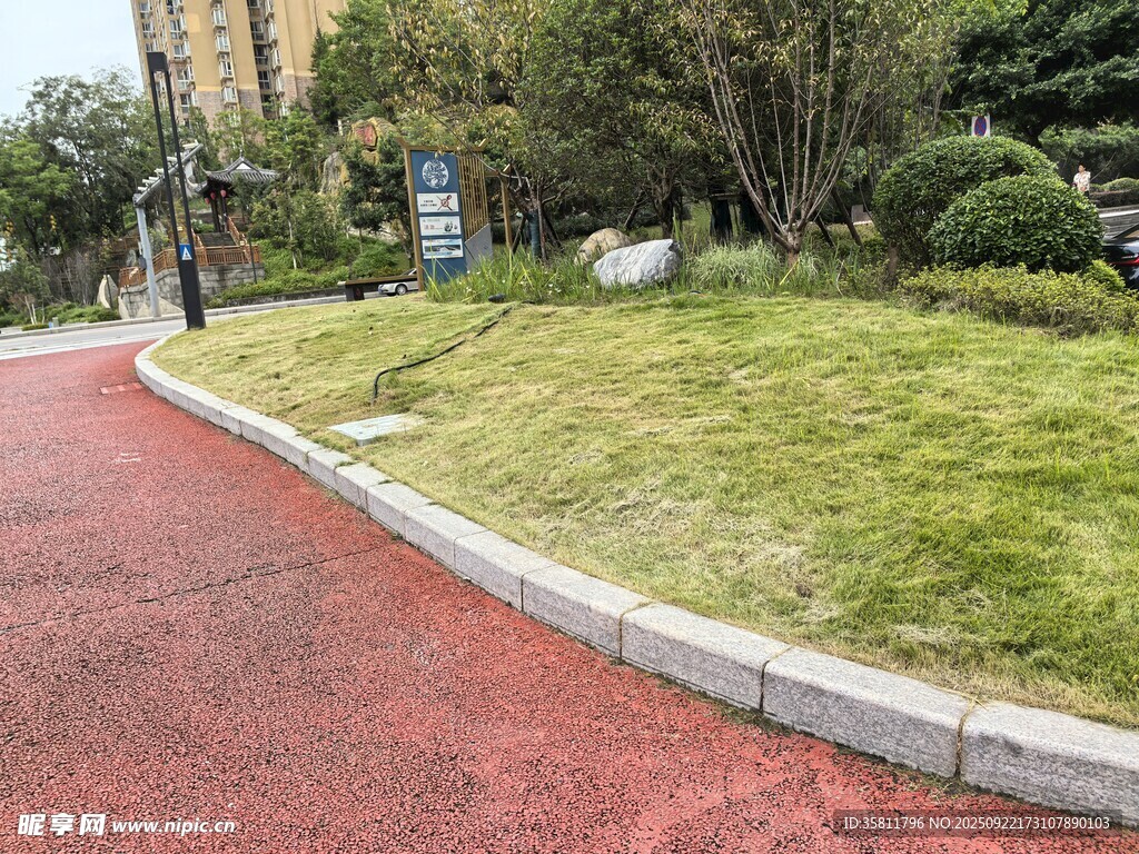 城市中红色步道旁的绿地