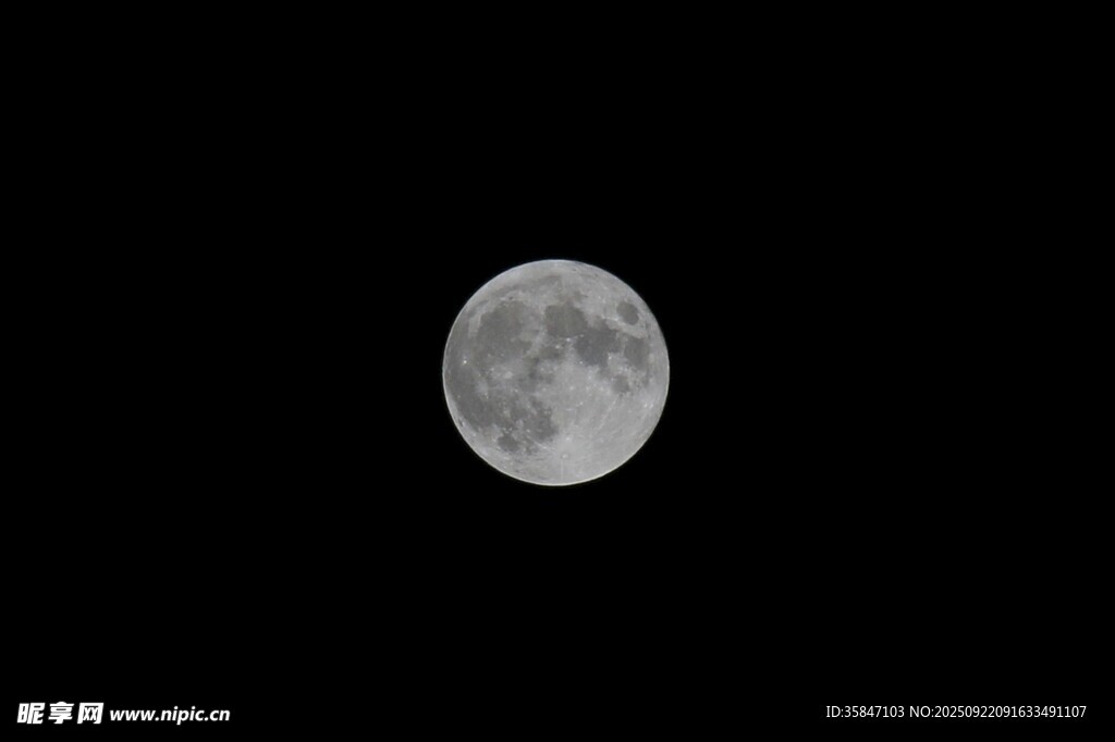 夜空中的皎洁明月