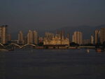 城市江畔黄昏天际线景观