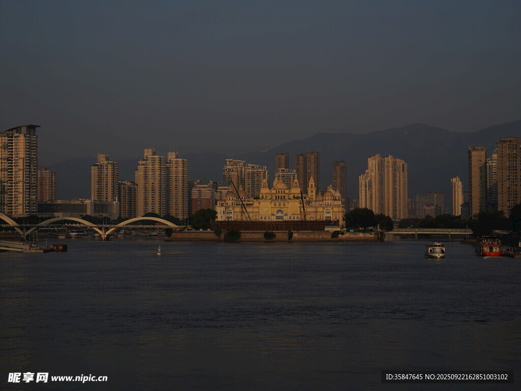 城市江畔黄昏天际线景观