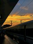 夕阳下站台的疾驰列车