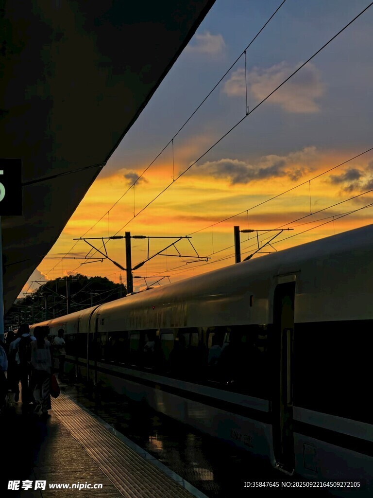 夕阳下站台的疾驰列车