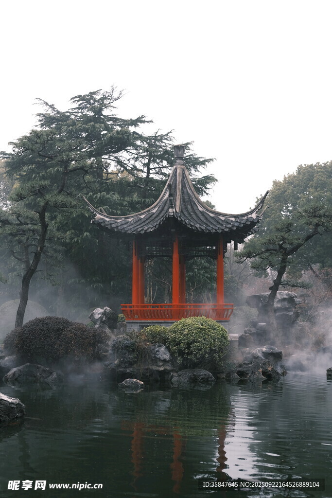 中式园林中的静谧亭阁