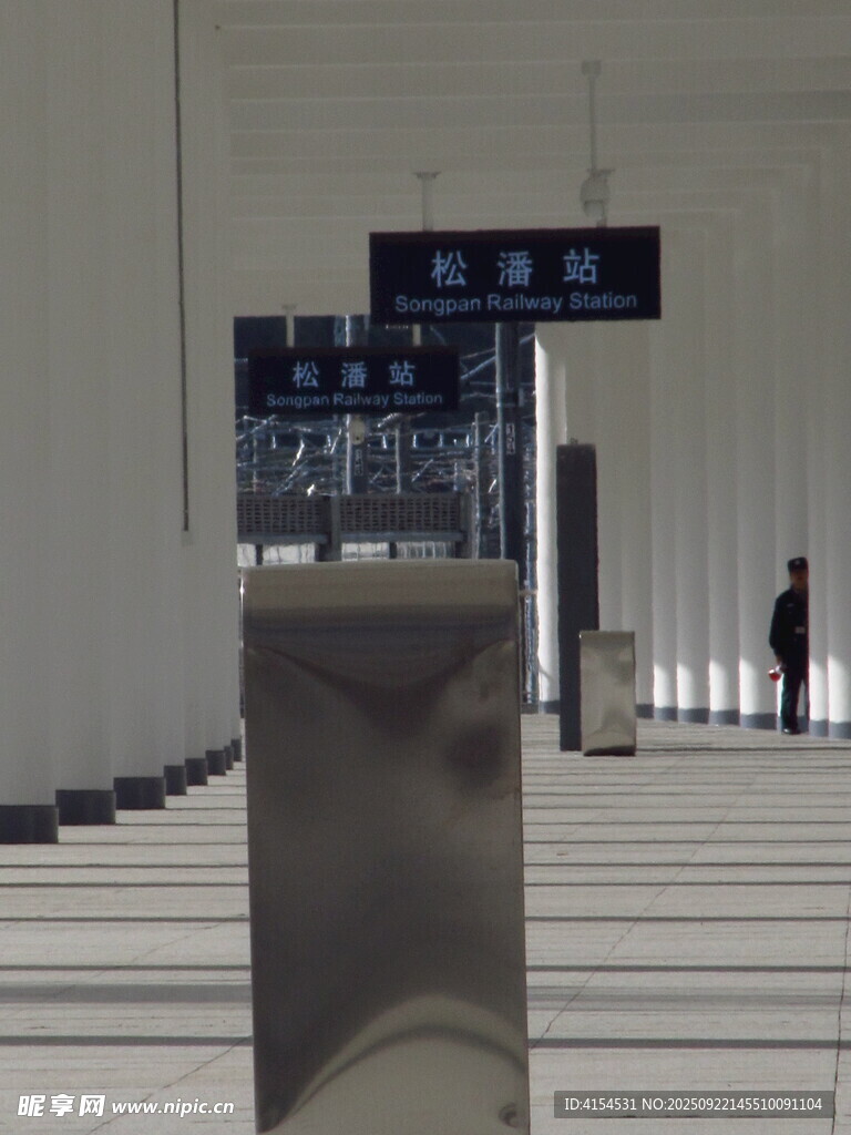 现代高铁站外景
