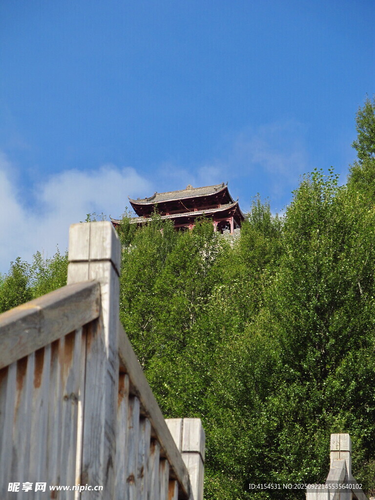 山林间的古朴建筑