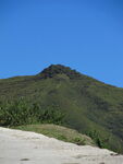 青山蓝天间的自然景致