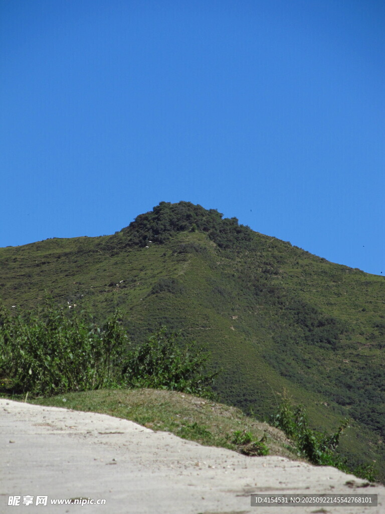 青山蓝天间的自然景致