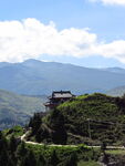 山间古建 蜿蜒山路伴青山