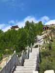 山间木梯通往古朴建筑