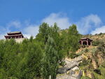 山间古建筑隐于绿树之中