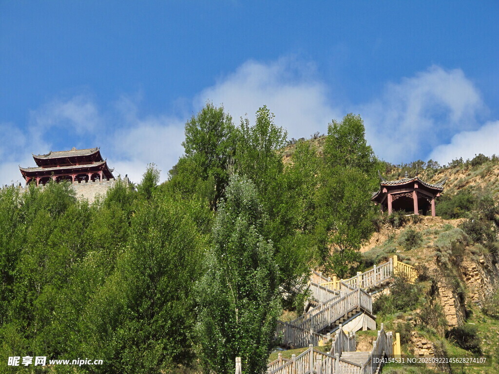 山间古建筑隐于绿树之中
