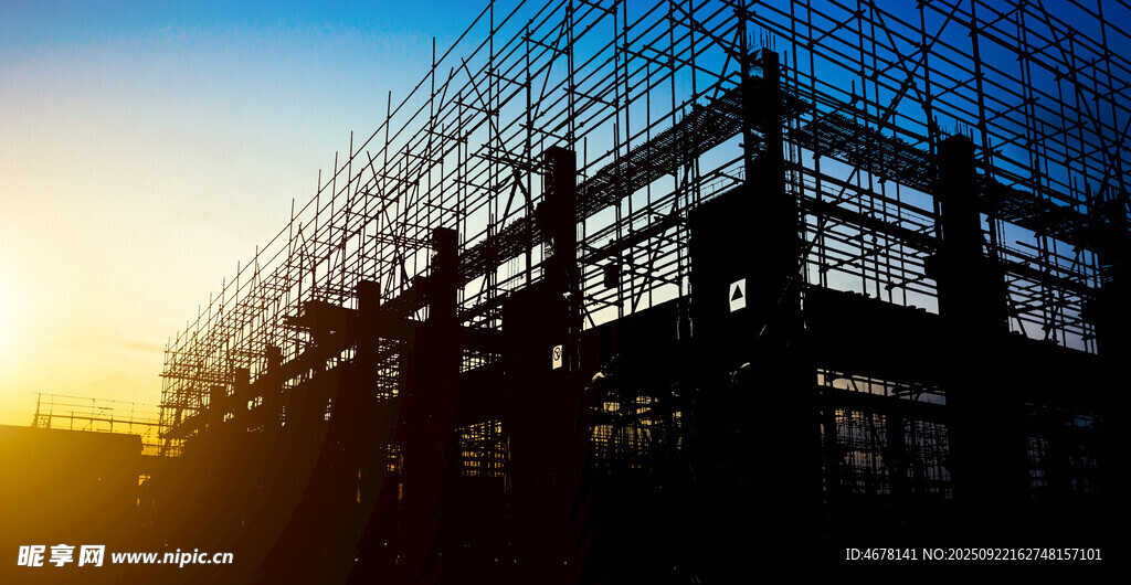 夕阳下的建筑施工剪影